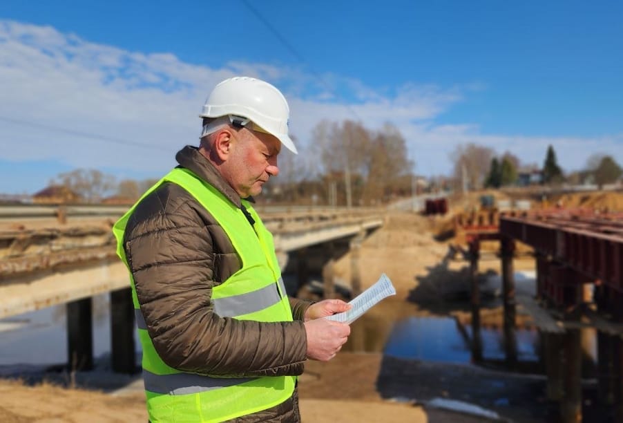 В подмосковном Волоколамском округе обустраивают временный мост через реку Щетинку